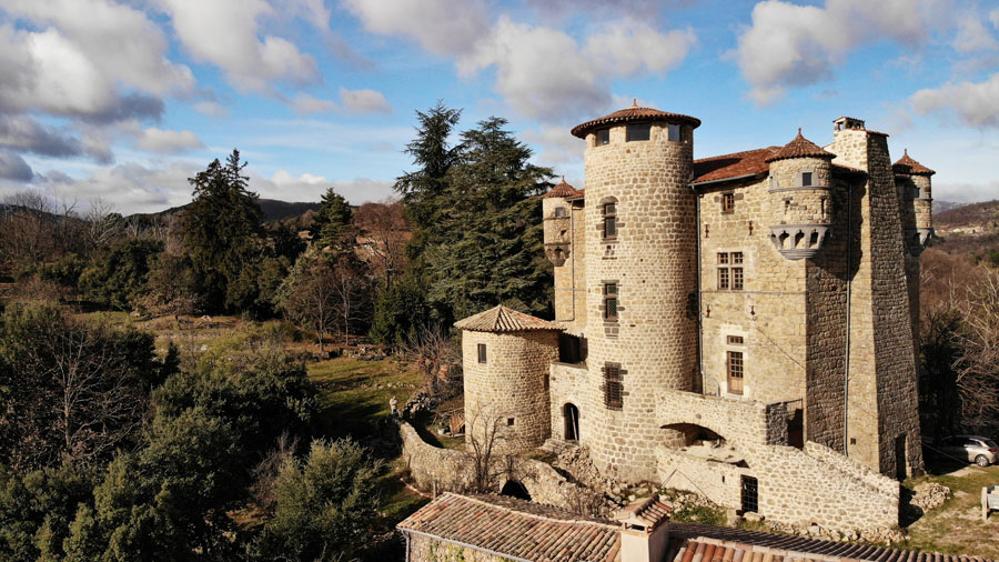 Chateau féodal , ouvert à la visite culturelle