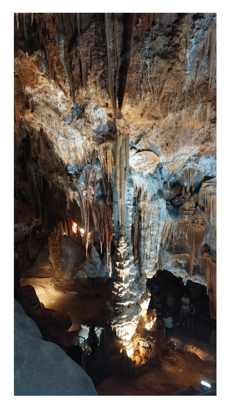 une grotte avec des stalagmites géantes